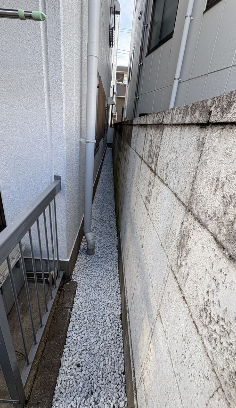東京都板橋区で除草+防草シート+砂利敷きを行いました|雑草の生えない明るい通路に After